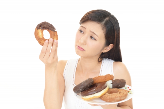ドーナツを食べようか迷う女性｜パーソナルトレーニングジムSAMONA｜江東区大島駅店